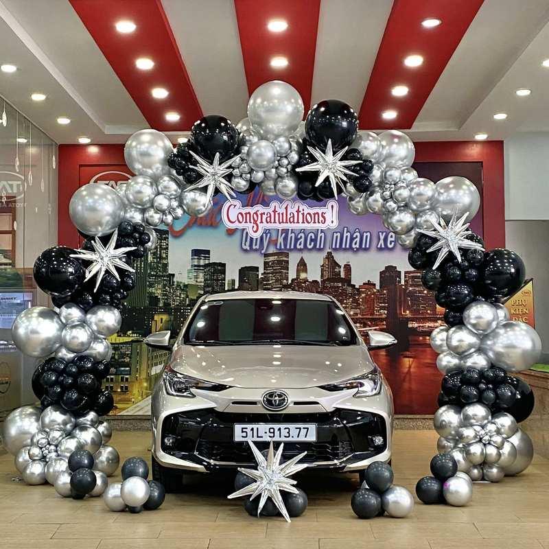 Trang trí bóng bay sự kiện tạo cổng bóng sang trọng cho sân khấu và backdrop trọn gói đón khách nhận xe mới.