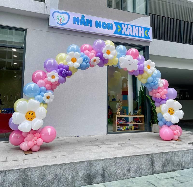 Trang trí bóng bay sự kiện với cổng bóng bay hình hoa và mây tươi sáng cho sân khấu và backdrop trọn gói.