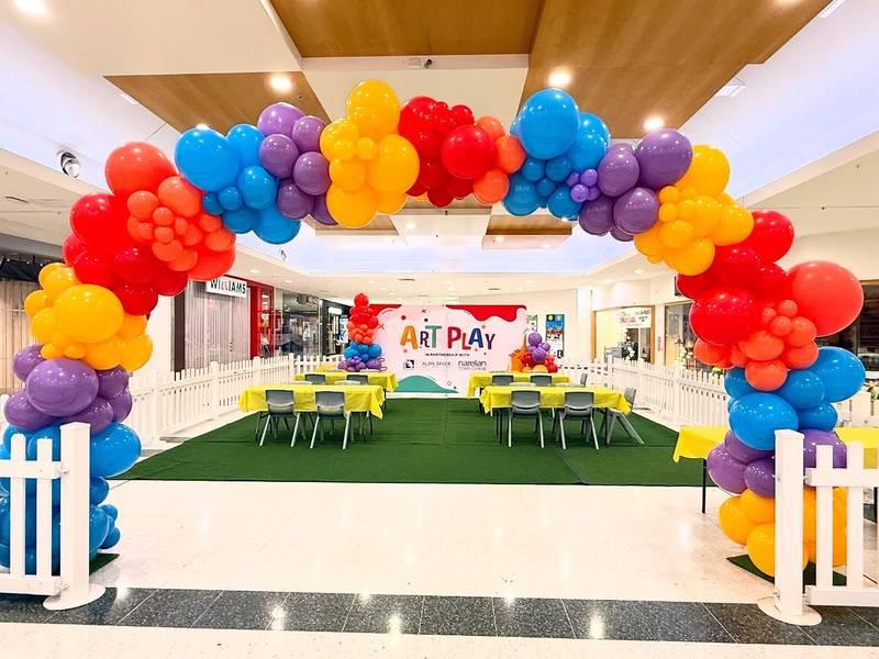 Trang trí bóng bay sự kiện hình vòng cung nhiều màu sắc trước sân khấu và backdrop trọn gói.