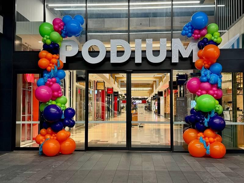 Trang trí bóng bay sự kiện với cổng bóng màu sắc làm nổi bật sân khấu và backdrop trọn gói chuyên nghiệp.