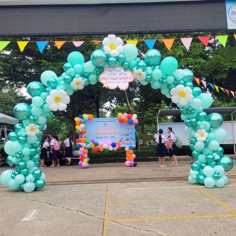 ALT: Cổng trang trí bóng bay sự kiện màu xanh kết hợp backdrop trọn gói tại sân khấu tổ chức học sinh khối 6.