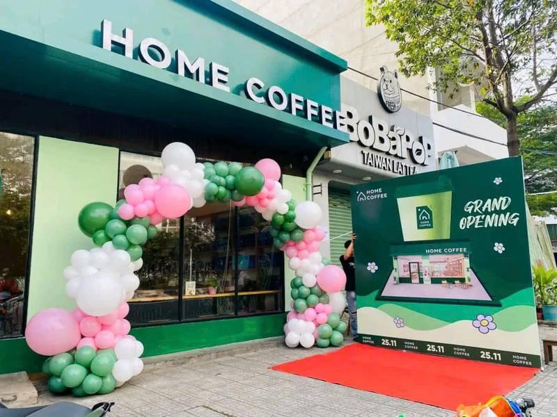 Trang trí bóng bay sự kiện với sân khấu và backdrop trọn gói khai trương quán cà phê.