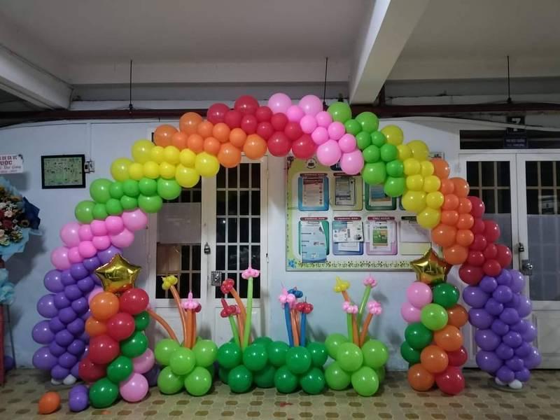 ALT ảnh: Trang trí bóng bay sự kiện với cổng bóng màu sắc kết hợp sân khấu và backdrop trọn gói đẹp mắt.