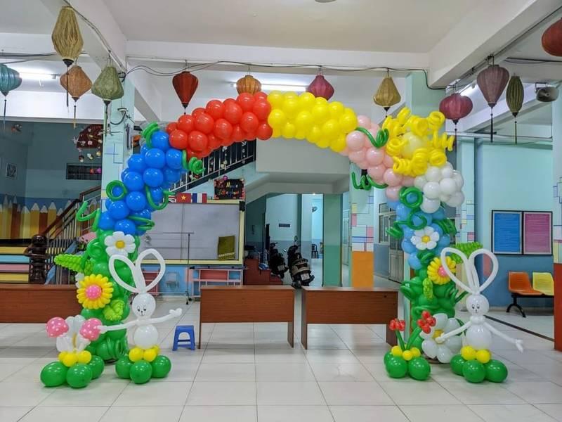Trang trí bóng bay sự kiện với cổng bong bóng màu sắc tươi sáng, phù hợp sân khấu và backdrop trọn gói.