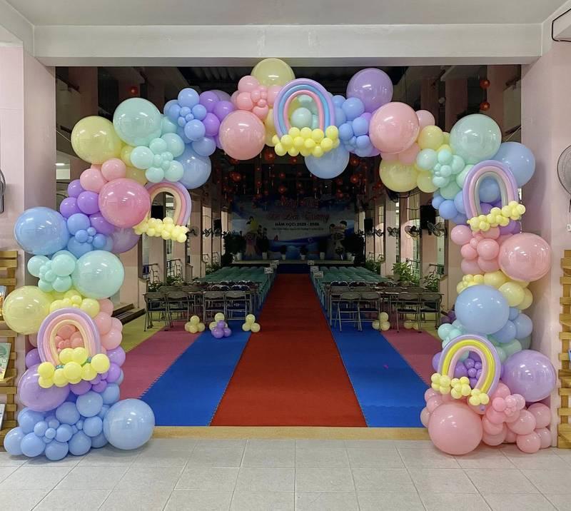 Trang trí bóng bay sự kiện với cổng bóng màu pastel kết hợp sân khấu và backdrop trọn gói.
