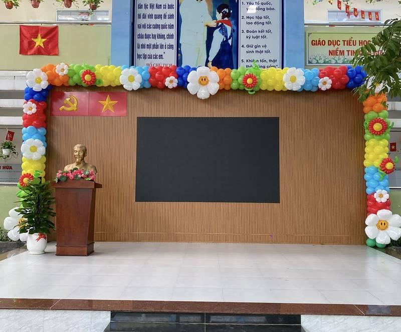 Trang trí bóng bay sự kiện sân khấu với backdrop trọn gói hoa và màu sắc tươi sáng.