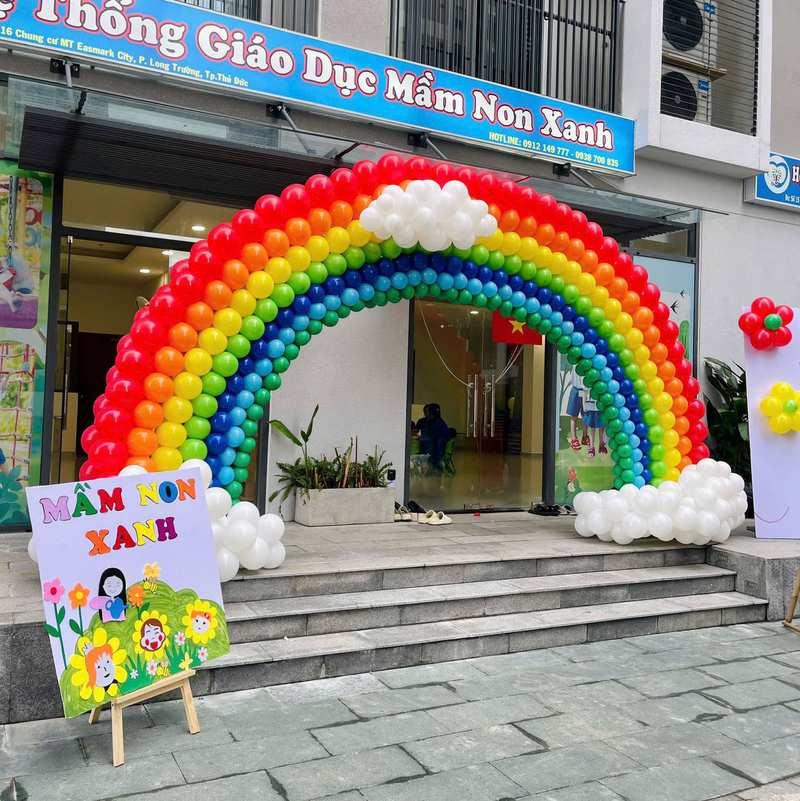 Trang trí bóng bay sự kiện với cổng bóng cầu vồng và backdrop trọn gói sân khấu mầm non.
