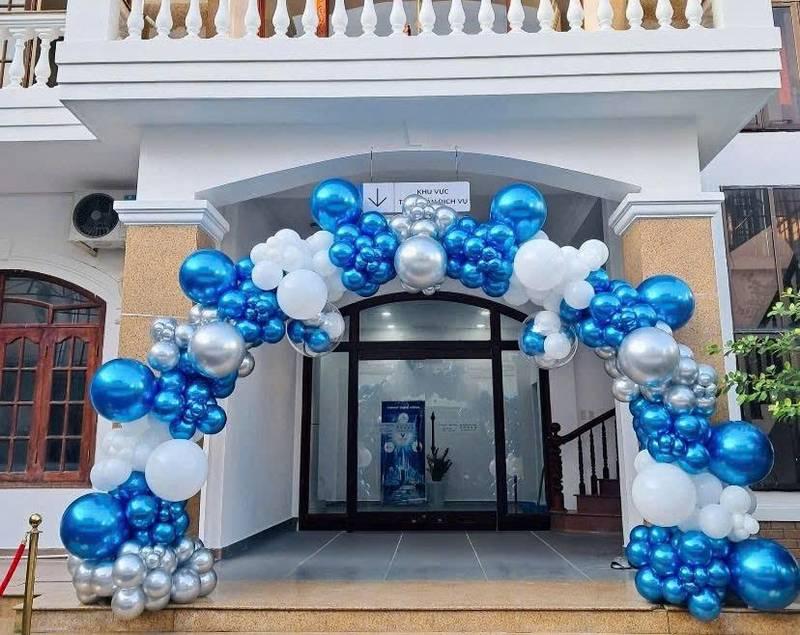 Trang trí bóng bay sự kiện sân khấu với cổng bóng xanh trắng bạc làm backdrop trọn gói.