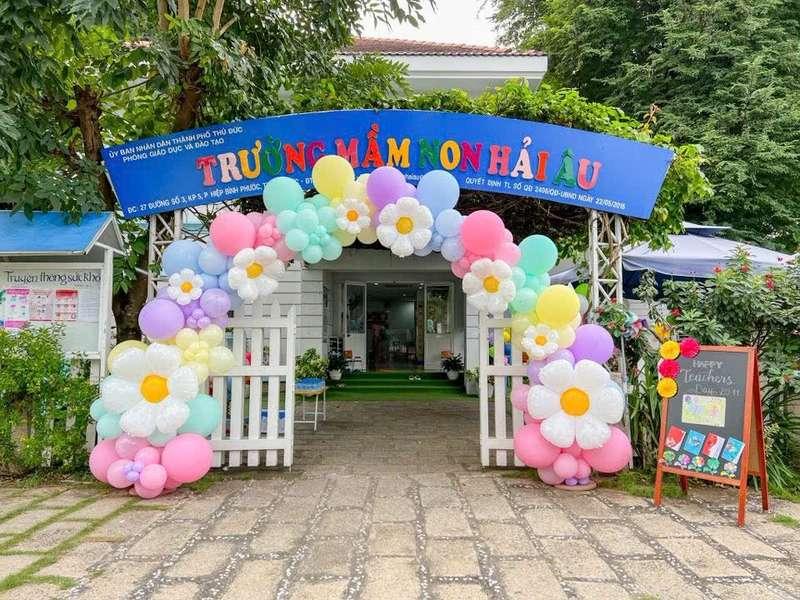 Trang trí bóng bay sự kiện tạo mái vòm hoa sắc màu tại cổng trường trong backdrop trọn gói.