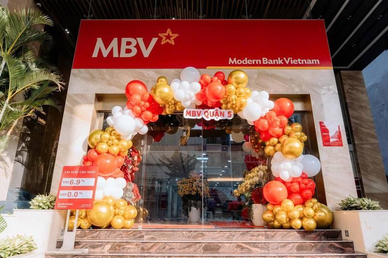 Trang trí bóng bay sự kiện với cổng bóng vàng, đỏ, trắng trang trí sân khấu và backdrop trọn gói tại MBV Quận 5.