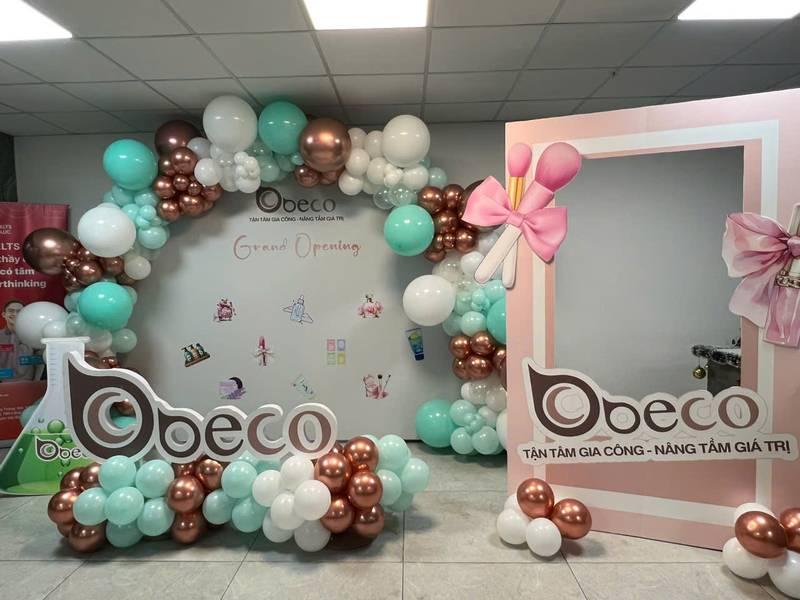 Trang trí bóng bay sự kiện với sân khấu và backdrop trọn gói tinh tế cho lễ khai trương Obeco.