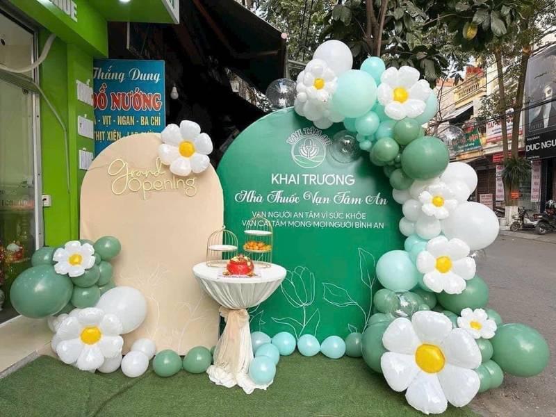 Trang trí bóng bay sự kiện khai trương với sân khấu và backdrop trọn gói tông xanh trắng.