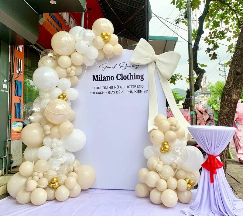 Trang trí bóng bay sự kiện sân khấu với backdrop trọn gói tông trắng kem sang trọng cho khai trương Milano Clothing.