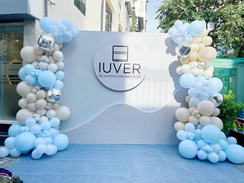 Trang trí bóng bay sự kiện với backdrop trọn gói tạo điểm nhấn sân khấu sang trọng và tinh tế.