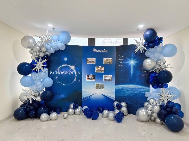 Trang trí bóng bay sự kiện với sân khấu backdrop trọn gói phong cách không gian và sắc xanh bạc sang trọng.