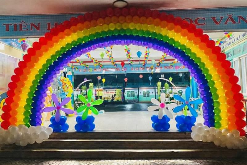 Trang trí bóng bay sự kiện với cổng vòm cầu vồng và hoa bóng bay tạo điểm nhấn sân khấu và backdrop trọn gói đẹp mắt.