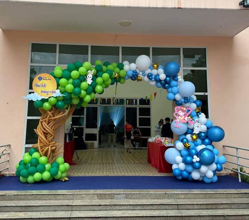 Trang trí bóng bay sự kiện tạo cổng chào sân khấu với backdrop trọn gói chủ đề vui hội trăng rằm.