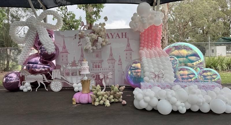 Trang trí bóng bay sự kiện sân khấu với backdrop trọn gói chủ đề công chúa màu trắng hồng.