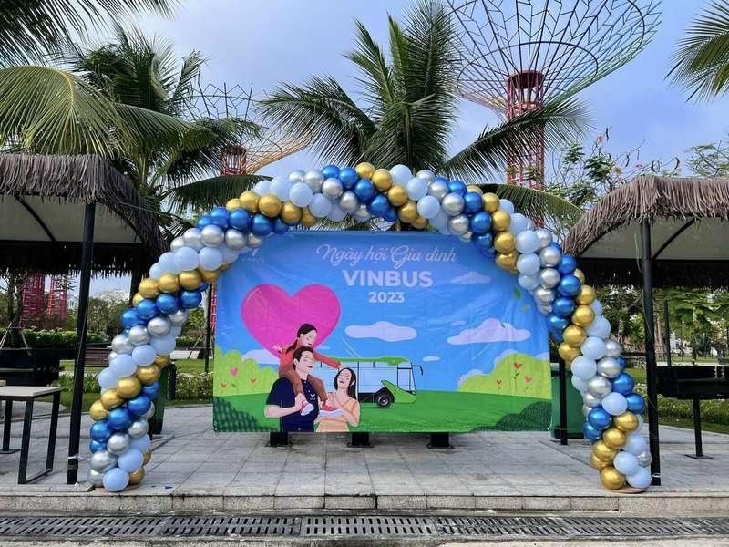 Trang trí bóng bay sự kiện tạo hình vòm trước backdrop trọn gói sân khấu ngoài trời.