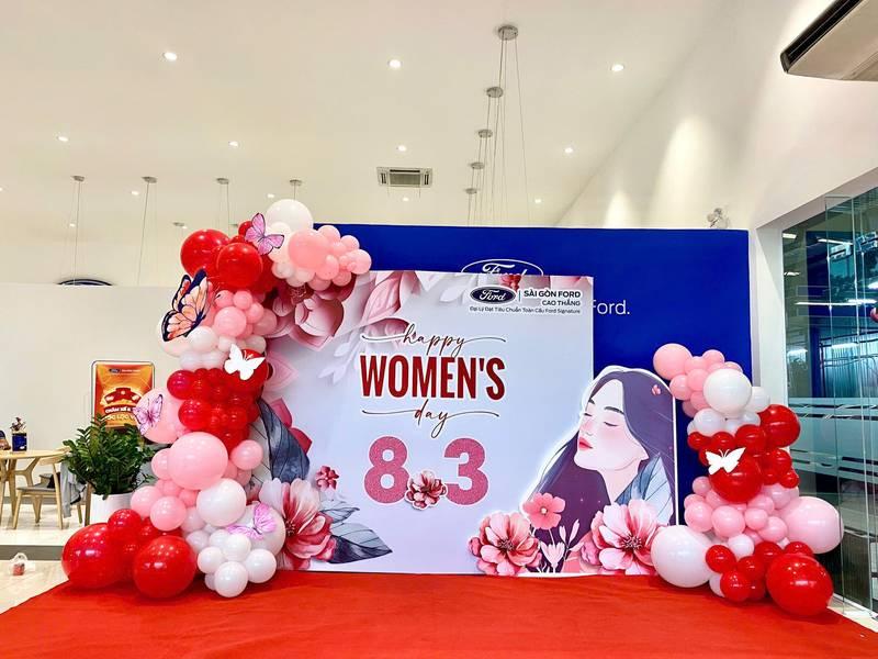 Backdrop và tiểu cảnh trang trí ngày phụ nữ công ty với bóng bay đỏ, hồng tông ấm áp chào mừng 8/3 tại văn phòng.