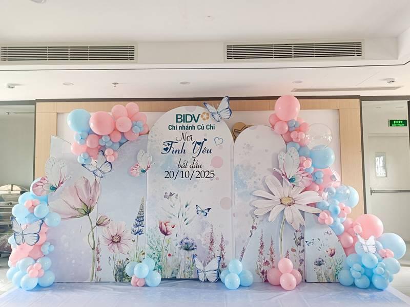 Backdrop trang trí ngày phụ nữ công ty với tiểu cảnh bóng bay hồng xanh dịu dàng chào mừng 20/10 tại văn phòng BIDV.
