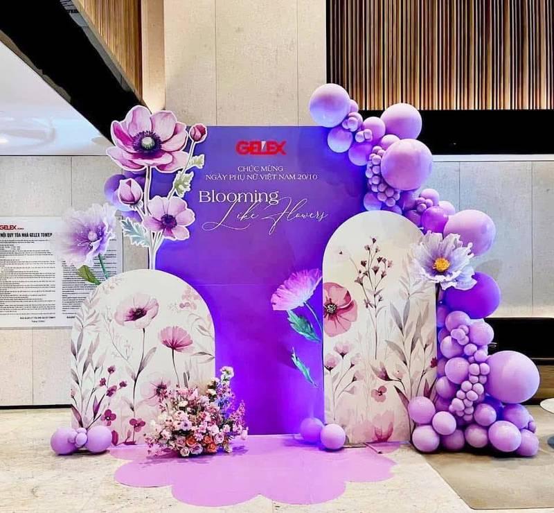 Backrop tím trang trí ngày phụ nữ công ty với tiểu cảnh hoa và bong bóng cho 8/3, 20/10 văn phòng.
