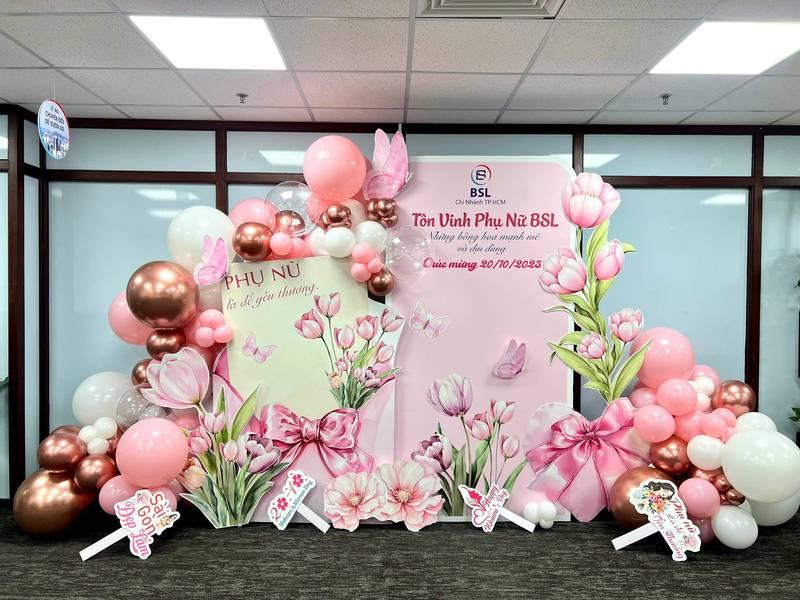 Trang trí ngày phụ nữ công ty với tiểu cảnh và backdrop 20/10 văn phòng tông hồng nhẹ nhàng.