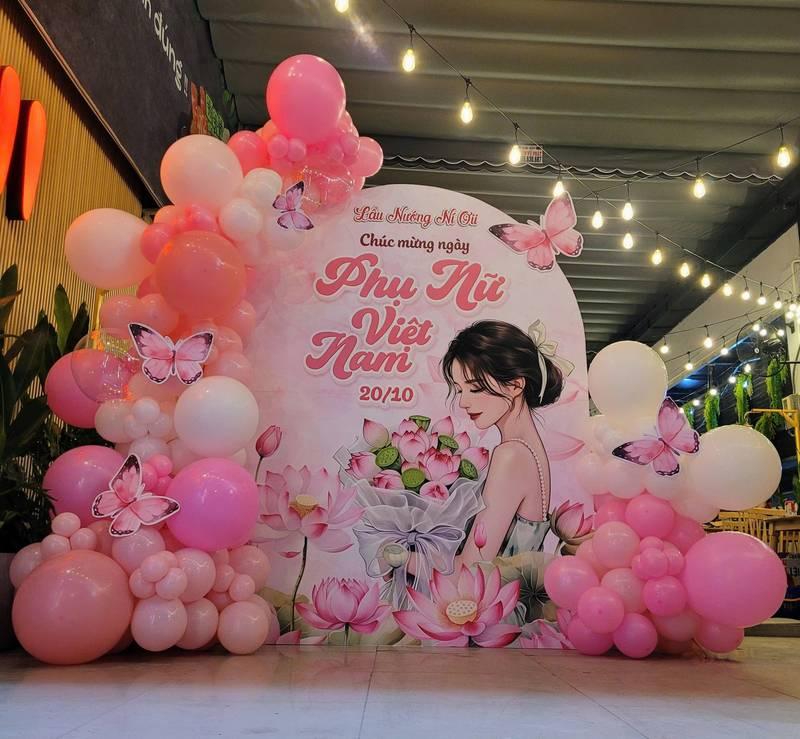Backdrop 8/3 và trang trí tiểu cảnh bóng bay hồng cho ngày phụ nữ công ty 20/10 tại văn phòng.