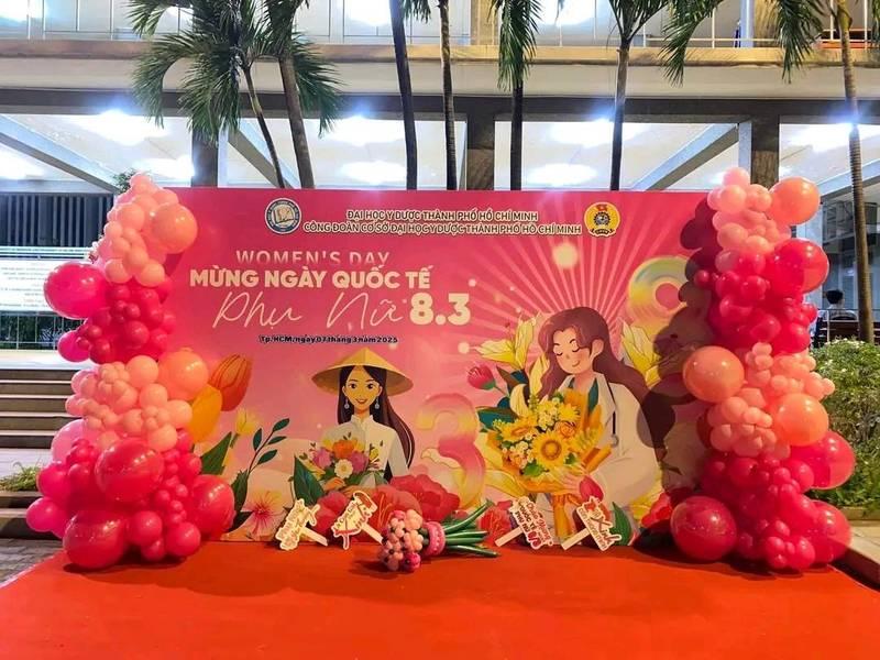 Backdrop và tiểu cảnh bong bóng trang trí ngày phụ nữ công ty chào mừng 8/3 tại văn phòng.