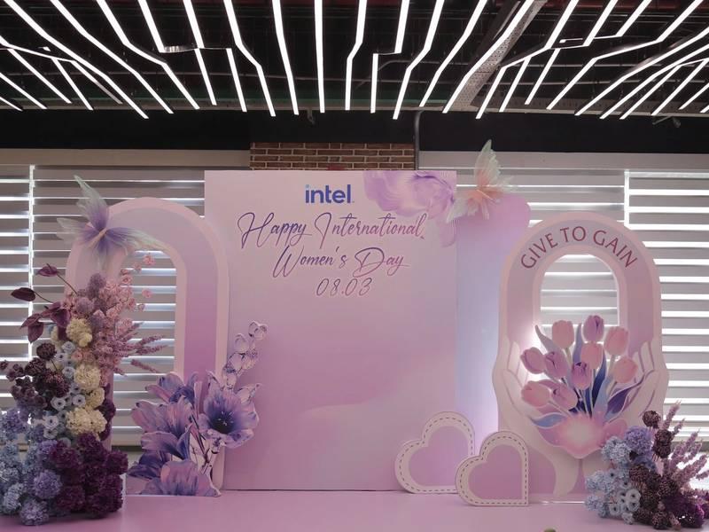 Tiểu cảnh backdrop 8/3 trang trí ngày phụ nữ công ty với hoa và màu tím dịu dàng trong văn phòng.
