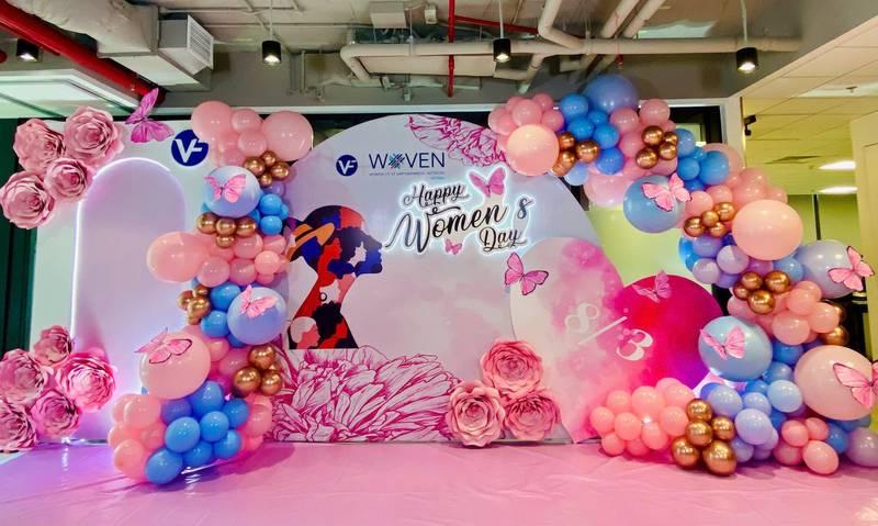 Trang trí ngày phụ nữ công ty với tiểu cảnh bong bóng và backdrop 8/3, 20/10 trang trí văn phòng hiện đại.