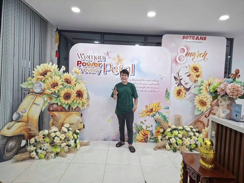 Trang trí ngày phụ nữ công ty với tiểu cảnh hoa hướng dương và backdrop 8/3 văn phòng ấm cúng.