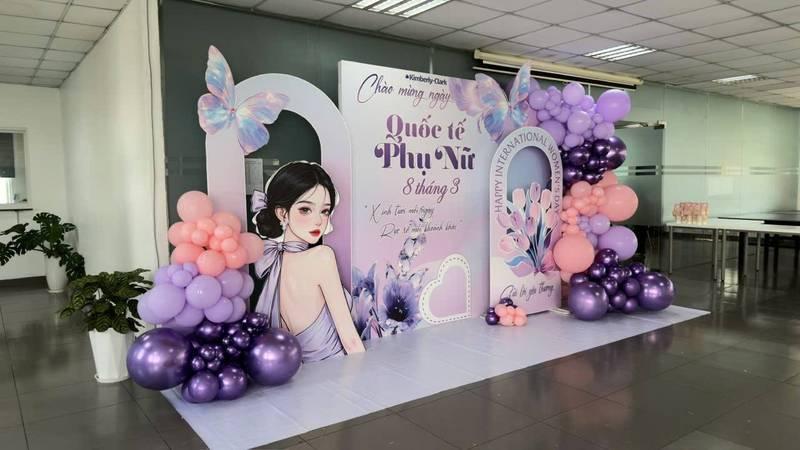 Backdrop tiểu cảnh trang trí ngày phụ nữ công ty với bóng bay tím hồng dịp 8/3 và 20/10 tại văn phòng.