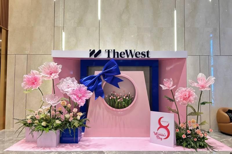 Backdrop trang trí ngày phụ nữ công ty với tiểu cảnh hoa hồng hồng trang nhã cho 8/3 và 20/10 văn phòng.