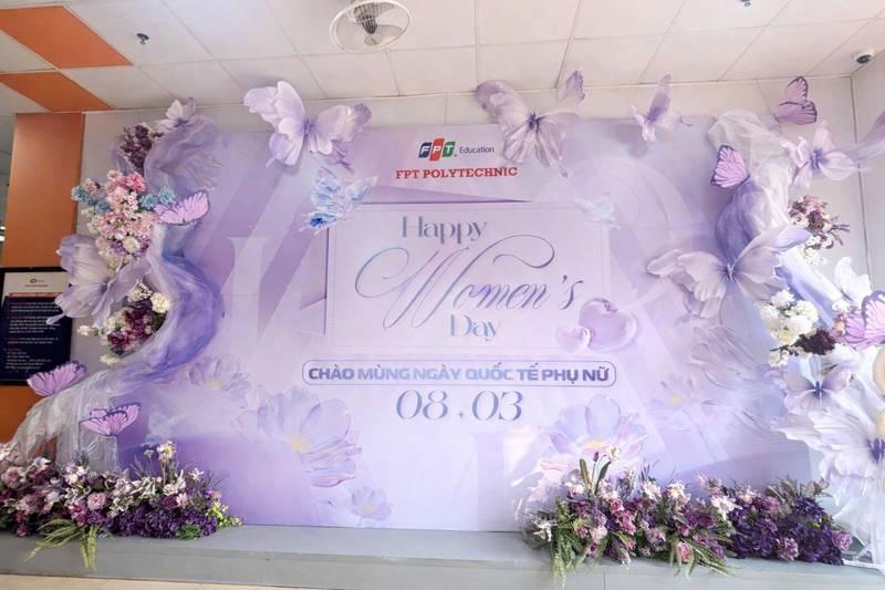 Backdrop trang trí ngày phụ nữ công ty cùng tiểu cảnh hoa và bướm dịp 8/3, 20/10 tại văn phòng FPT Polytechnic.
