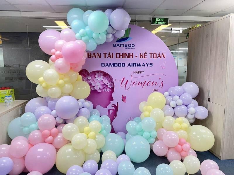 Trang trí ngày phụ nữ công ty với tiểu cảnh bong bóng và backdrop 8/3, 20/10 văn phòng đẹp mắt.