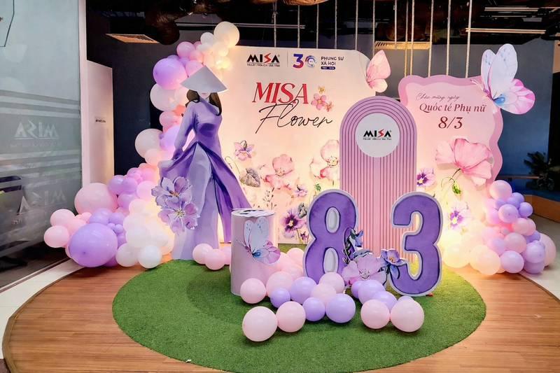 Trang trí ngày phụ nữ công ty với tiểu cảnh backdrop 8/3 và bóng bay màu tím hồng tạo không gian ấm cúng và sang trọng.