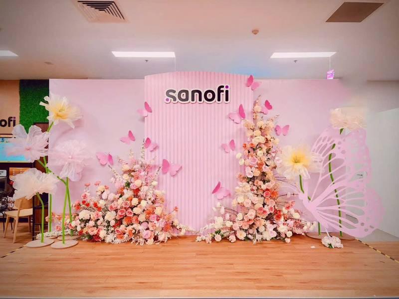 Trang trí ngày phụ nữ công ty với tiểu cảnh hoa và backdrop 8/3, 20/10 sang trọng tại văn phòng.