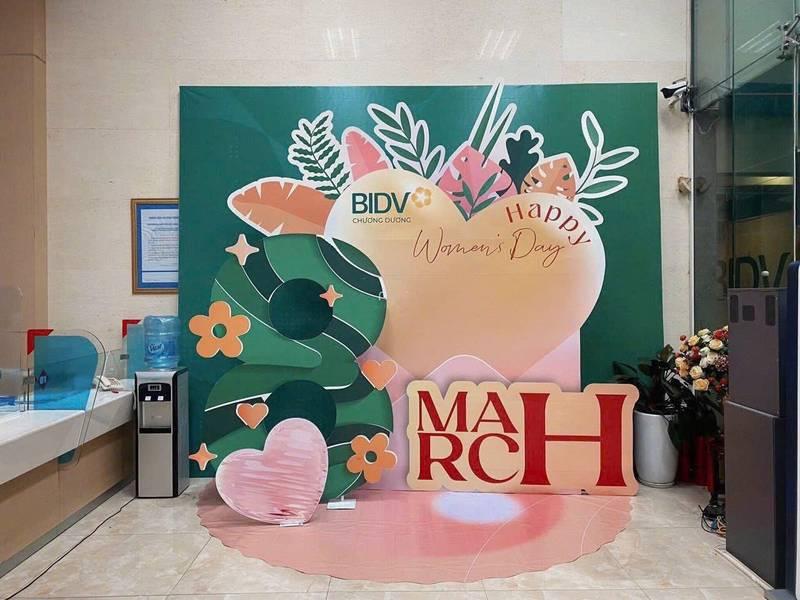 Tiểu cảnh trang trí ngày phụ nữ công ty với backdrop 8/3 sang trọng trong văn phòng BIDV.