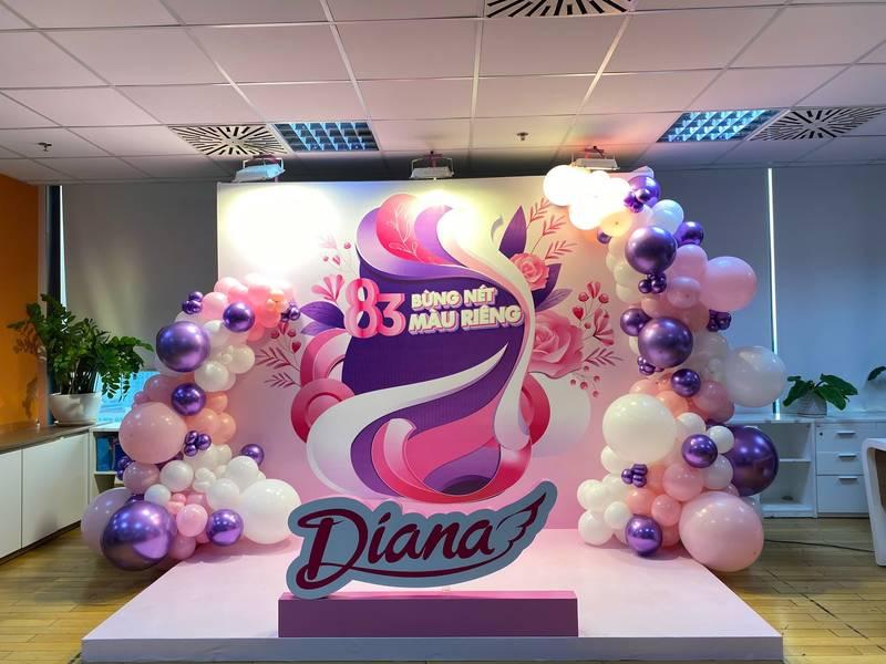 Backdrop 8/3 trang trí ngày phụ nữ công ty với tiểu cảnh bong bóng hồng tím trong văn phòng.