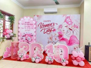 Trang trí ngày phụ nữ công ty với tiểu cảnh và backdrop 20/10 dịu dàng tại văn phòng.
