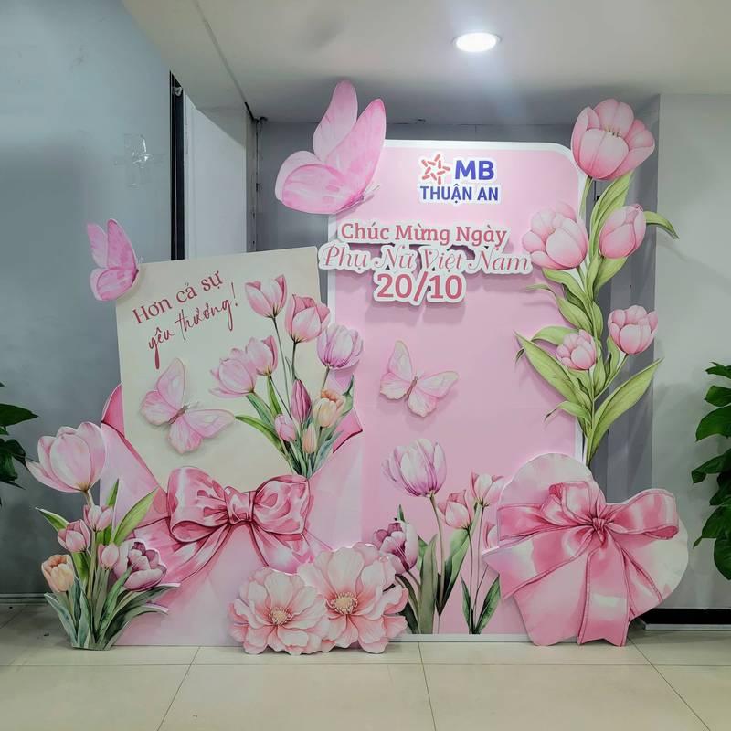 Backdrop tiểu cảnh trang trí ngày phụ nữ công ty tông màu hồng nhẹ nhàng chào mừng 20/10 trong văn phòng.