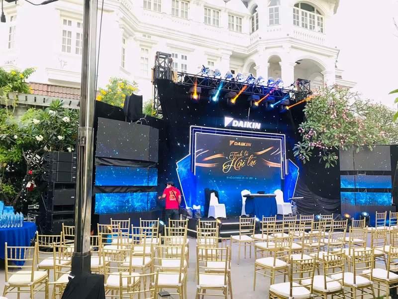 Trang trí sân khấu sự kiện ngoài trời với thiết kế hiện đại và thi công trọn gói tại HCM.