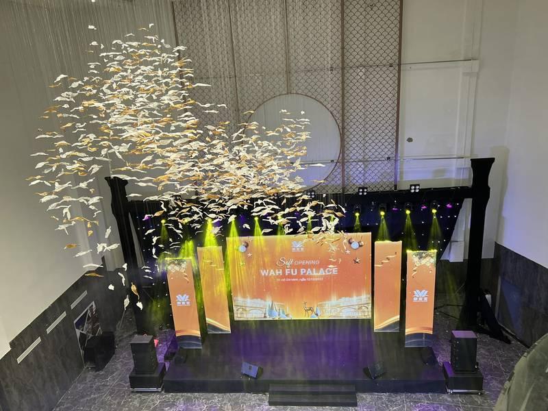 Trang trí sân khấu sự kiện sang trọng với màn hình LED và hiệu ứng ánh sáng chuyên nghiệp thuộc dịch vụ thiết kế và thi công trọn gói tại HCM.