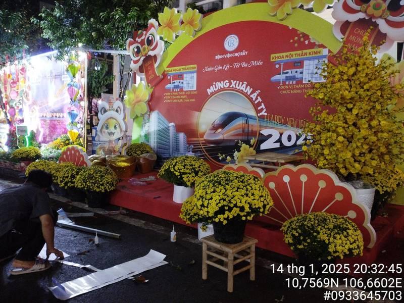 Trang trí sân khấu sự kiện Tết 2025 với hoa mai và bối cảnh trọn gói tại HCM.