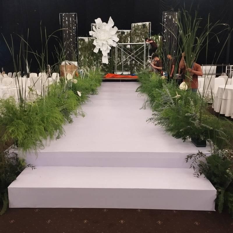 Trang trí sân khấu sự kiện với thiết kế và thi công trọn gói tại HCM mang phong cách tự nhiên và hiện đại.