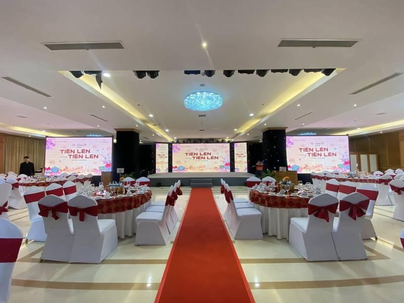 Ảnh sân khấu sự kiện sang trọng với trang trí sân khấu sự kiện và thiết kế thi công trọn gói tại HCM.