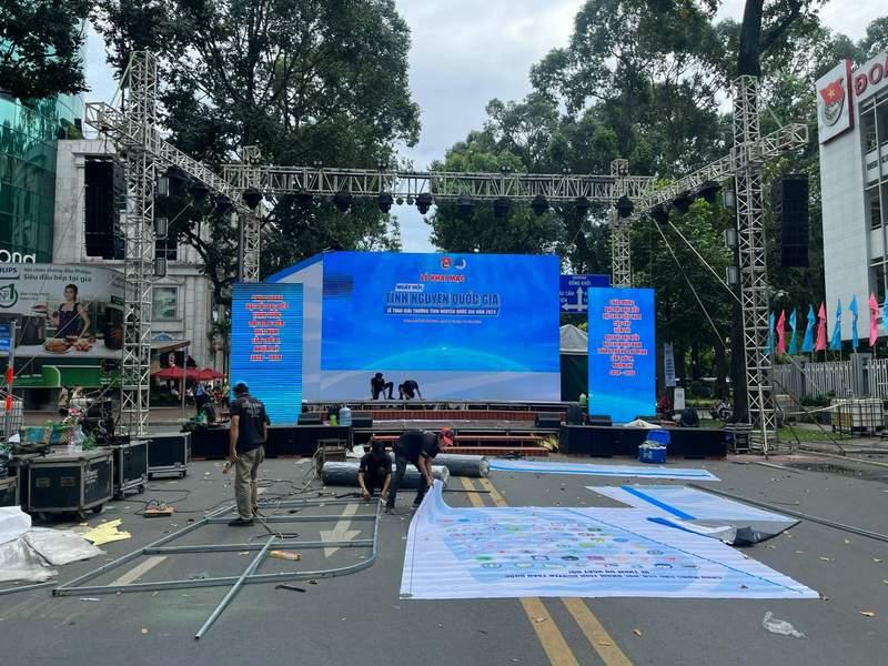 Trang trí sân khấu sự kiện ngoài trời với thiết kế và thi công trọn gói tại HCM.