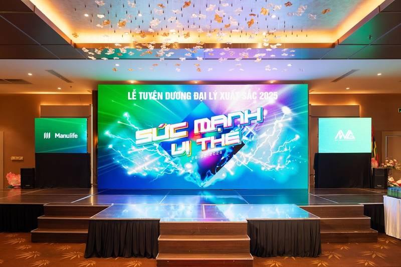 Trang trí sân khấu sự kiện với thiết kế hiện đại và thi công trọn gói tại HCM cho lễ tuyên dương đại lý xuất sắc.