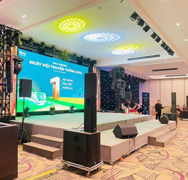 Trang trí sân khấu sự kiện chuyên nghiệp với thiết kế và thi công trọn gói tại HCM.